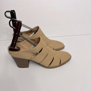 Time and tru shoe with memory foam size 9.5 Tan